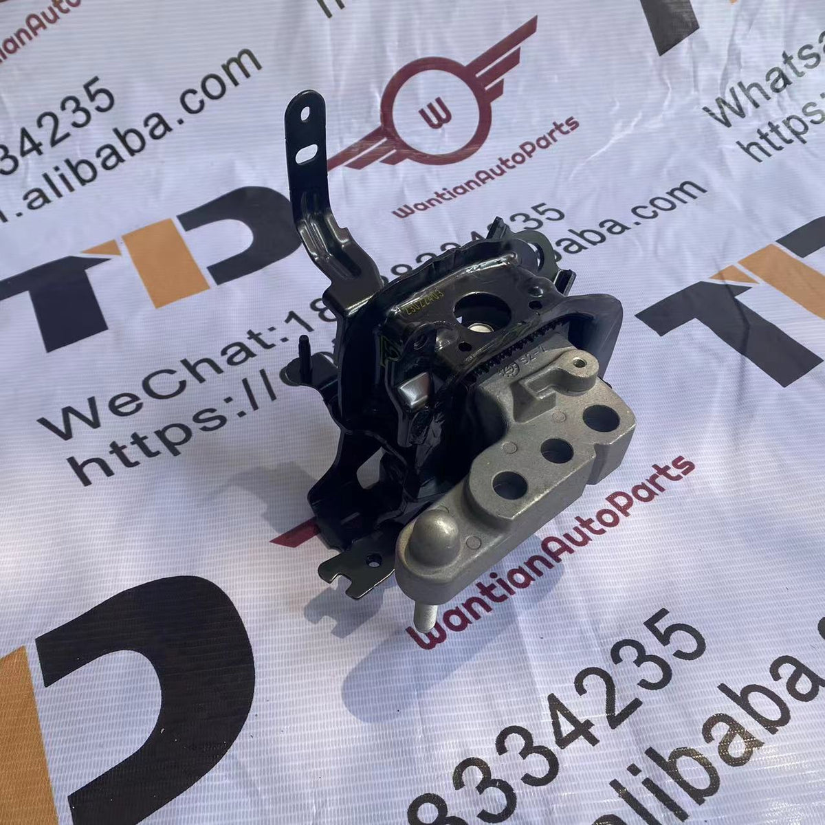 12305-25030 Side Mount For Toyota Rav4 fuel version 12305-25030