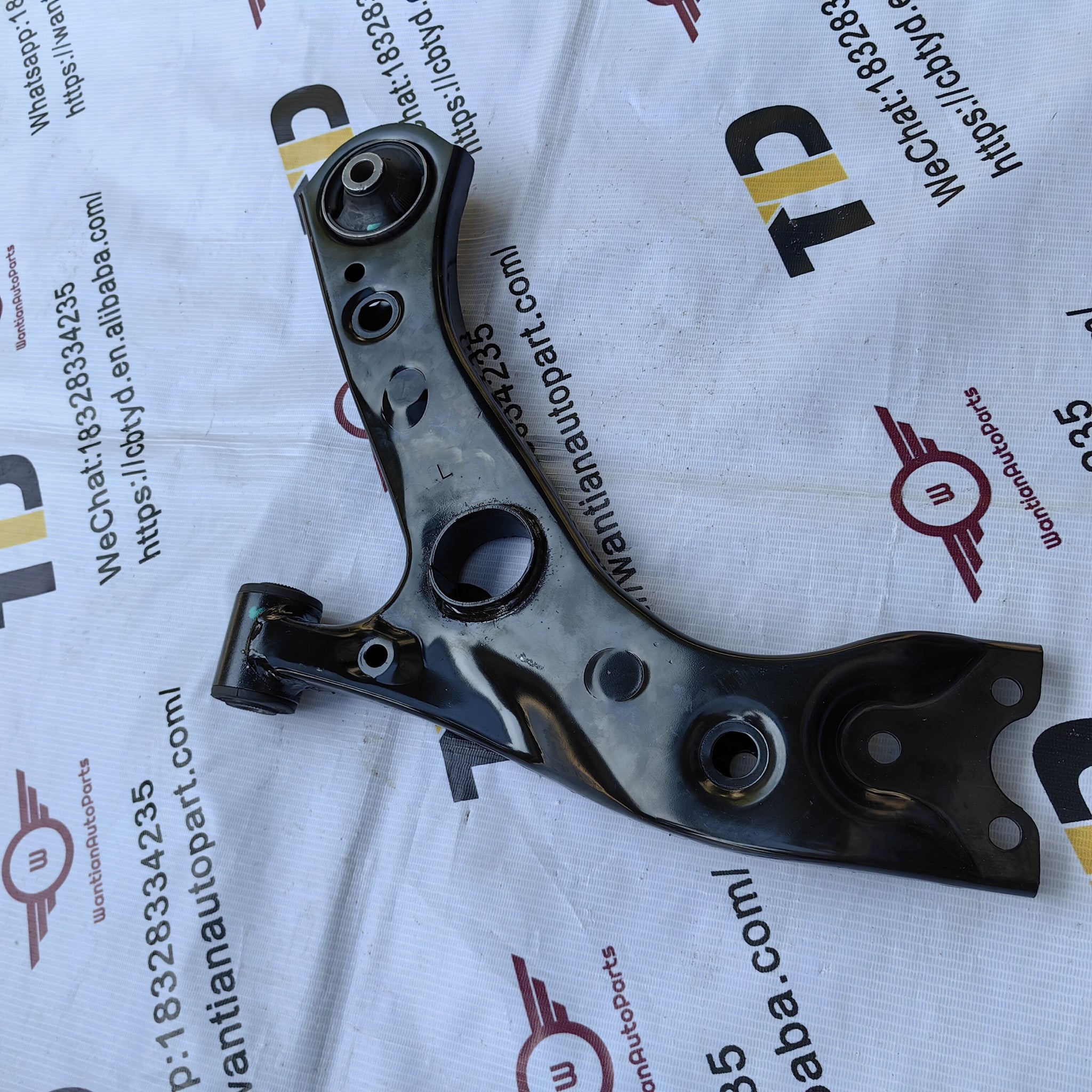 リンカーンタウンカー　フロントロアアーム右 コントロールアーム ASSY フロント 右 ロア アーム ・エクスプローラー