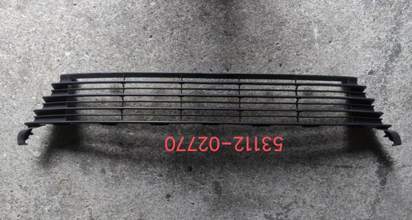 Toyota Corolla bumper grille, middle